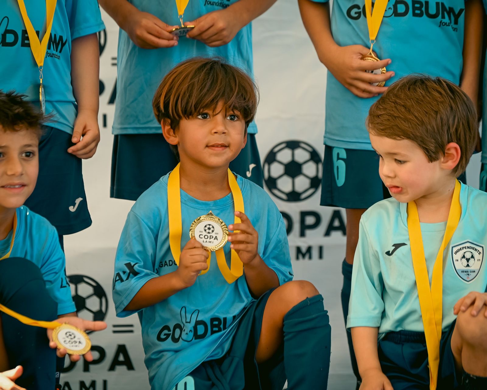Jugadores muestran sus medallas de Copa LAMI